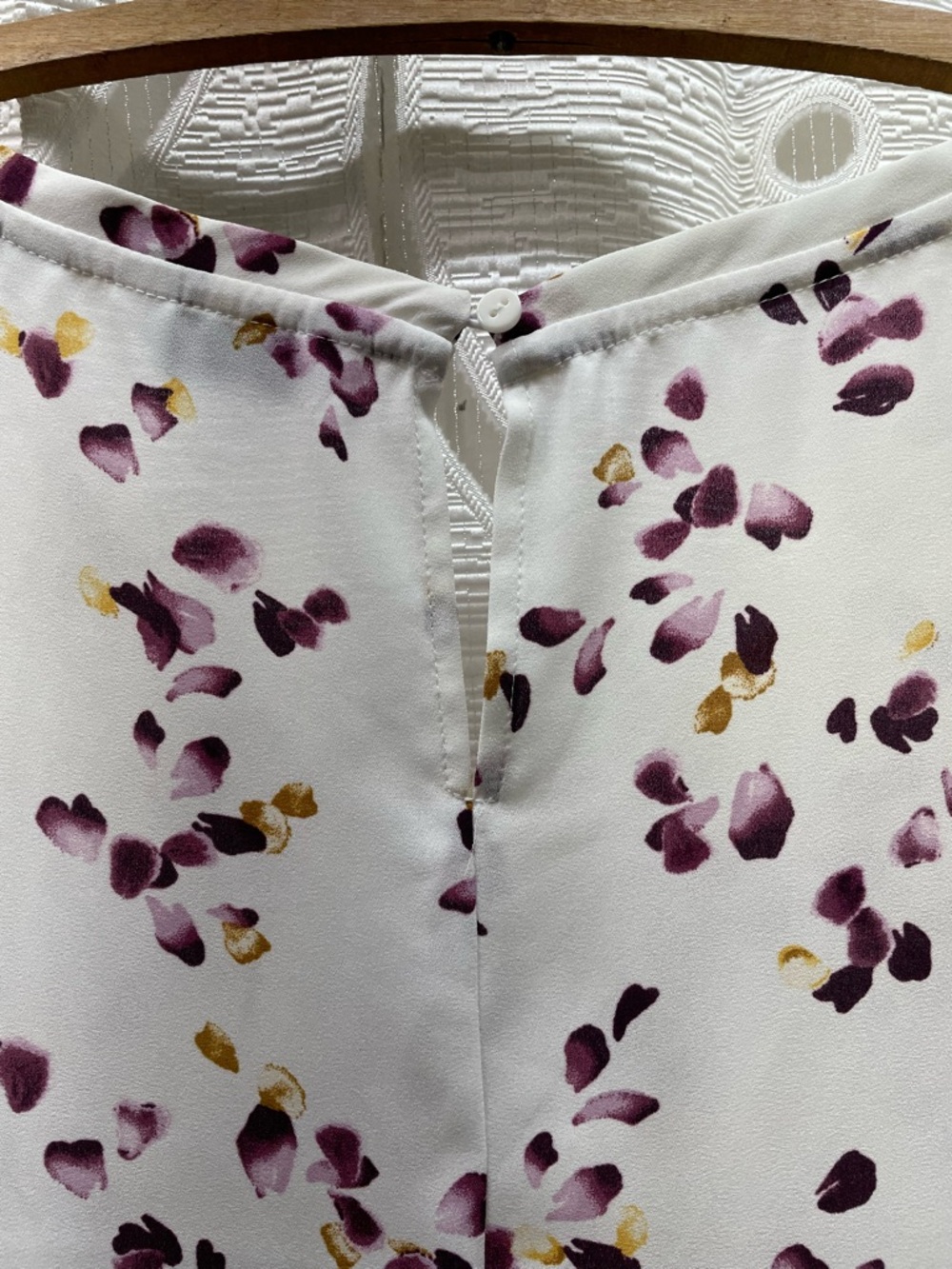 Reitmans Blouse Women Medium White Purple Petal Print V-Neck Cap Sleeve - Picture 5 of 7